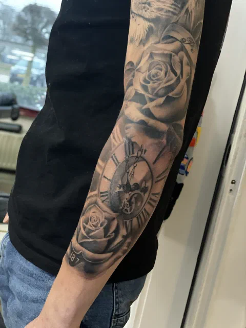 Klok met rozen op arm